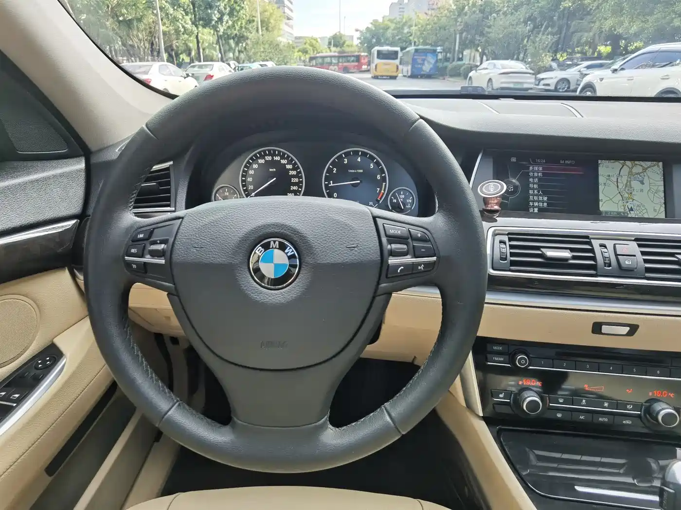 BMW 5 Series GT 2014 528i Leading фото 12