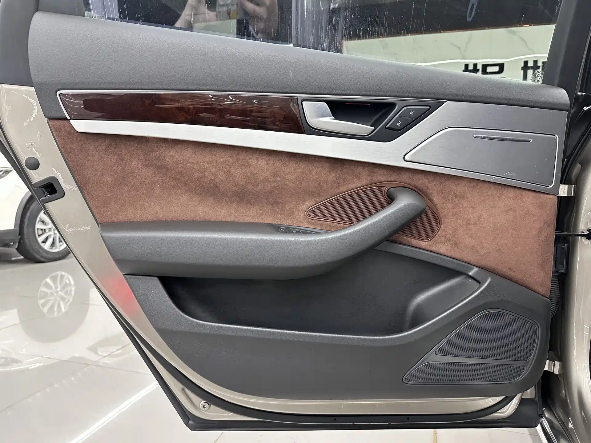 Photo 16 - Audi A8