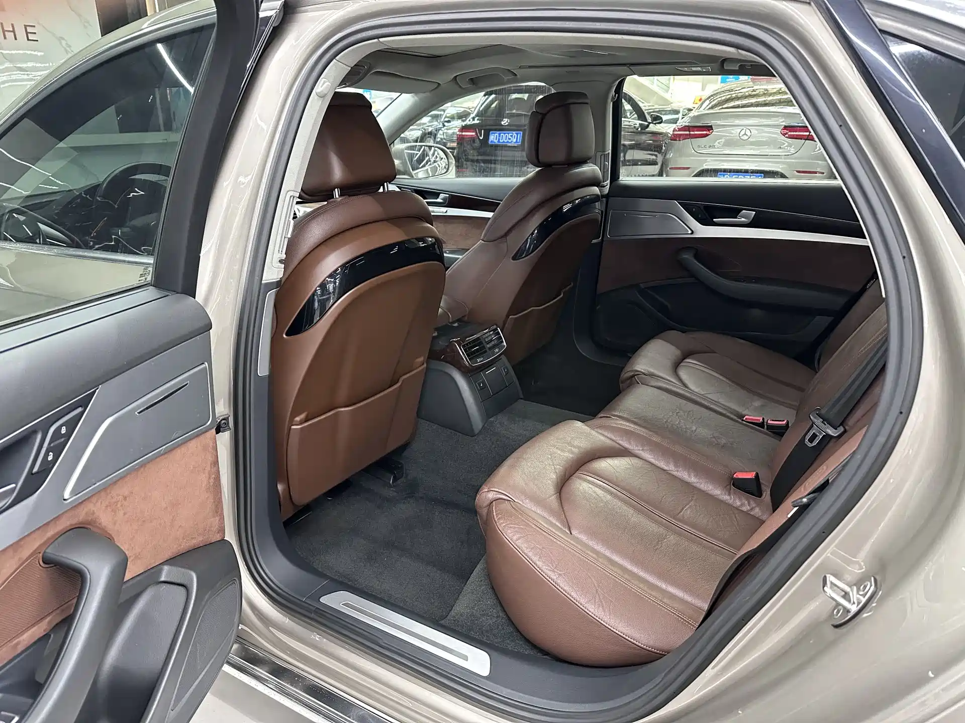 Photo 17 - Audi A8