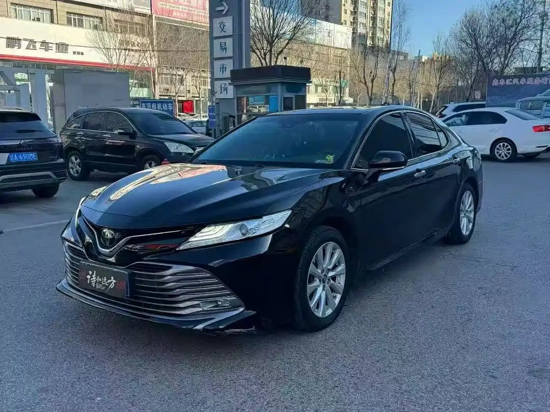 Фото 1 - Toyota Camry