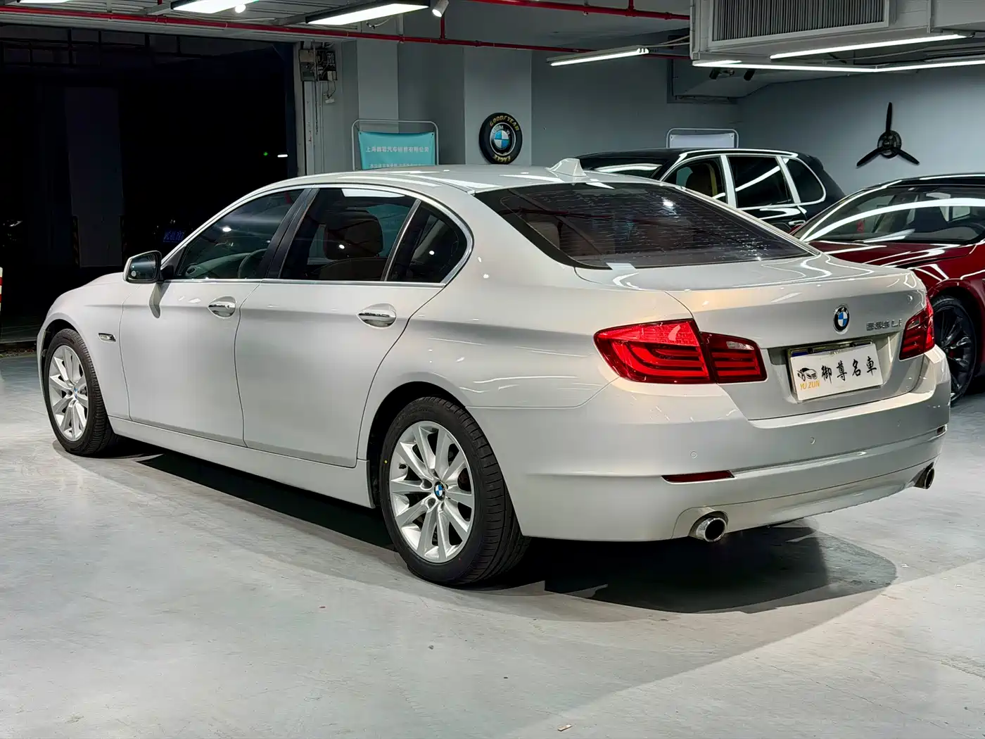 BMW 5 Series 2011 535Li Leading фото 5