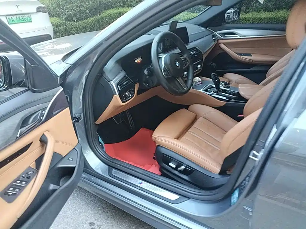 Photo 16 - BMW 5 Series (Import)