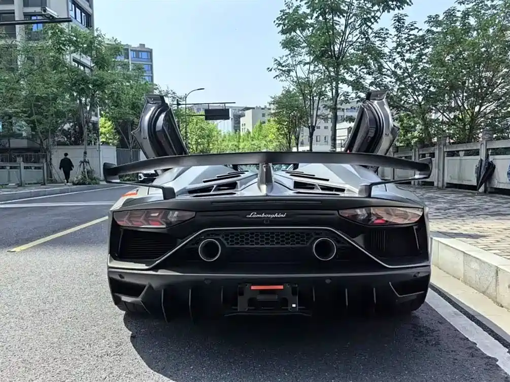 LAMBORGHINI AVENTADOR