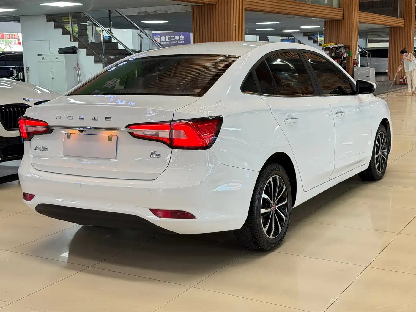Фото 16 - Roewe i5