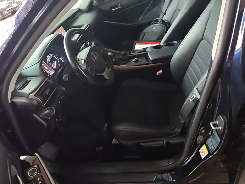 Lexus IS 2018 2017 300 Leading Edition