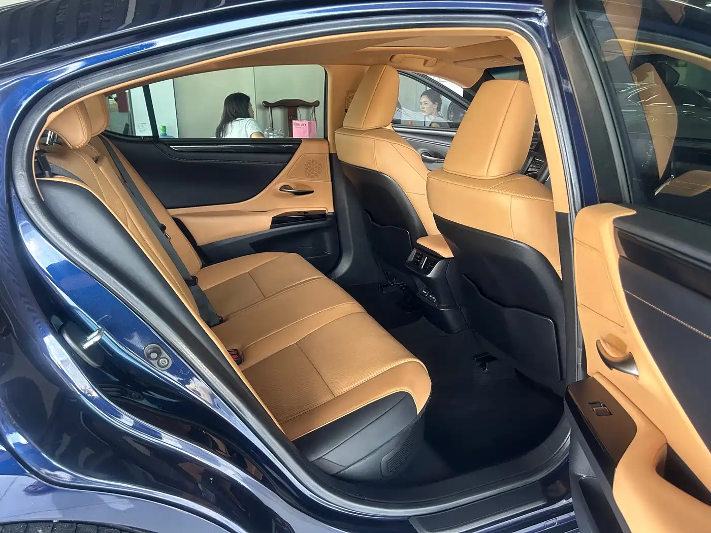 Фото 6 - Lexus ES