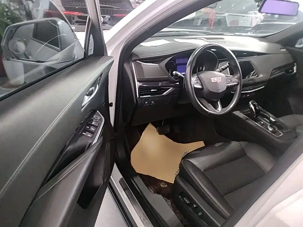 CADILLAC XT4