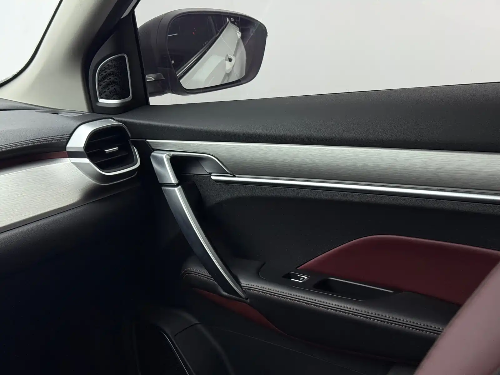 Фото 9 - Geely Coolray