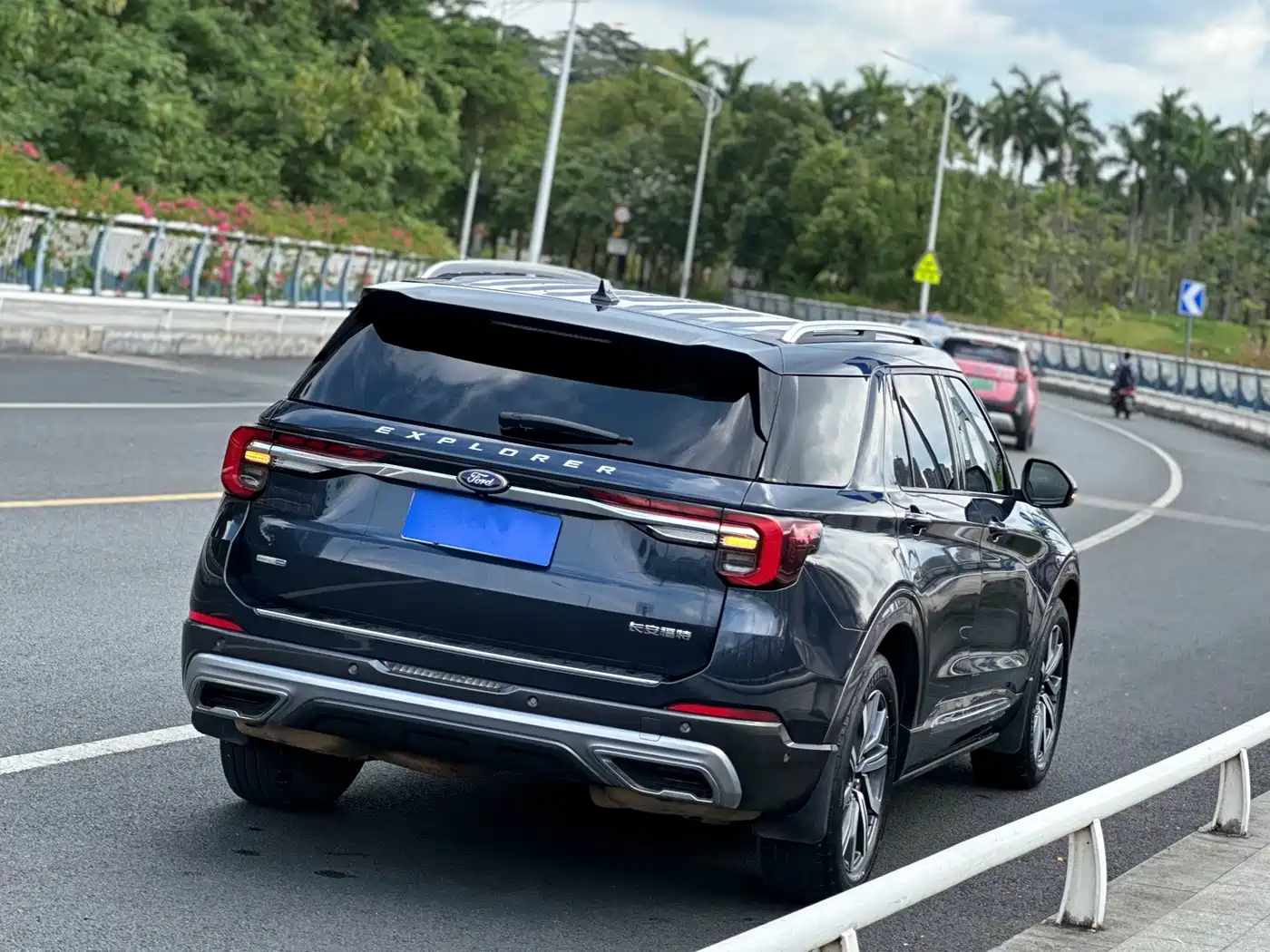 Фото 7 - Ford Explorer