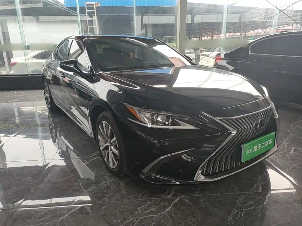Фото 4 - Lexus ES