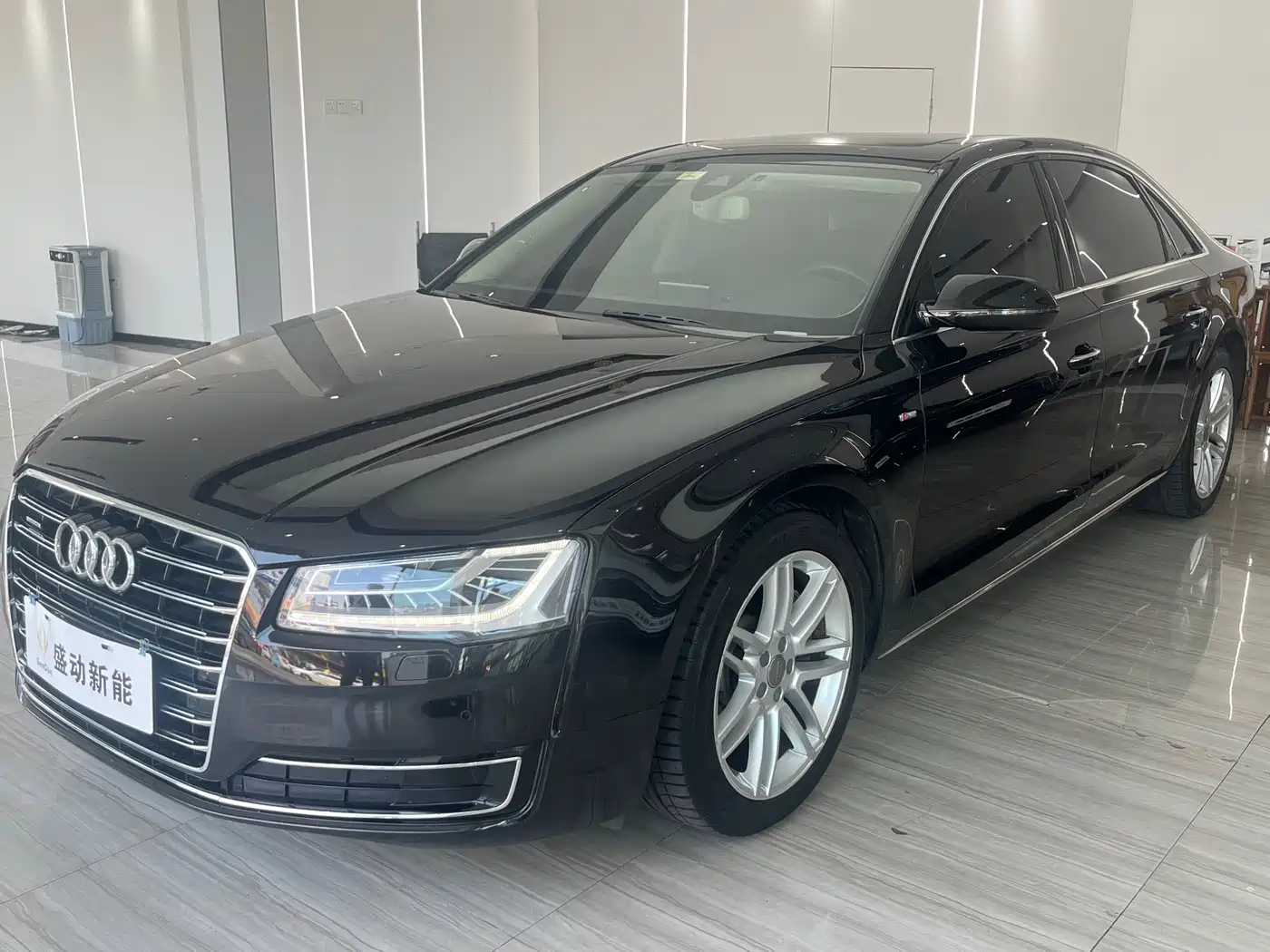 Фото 1 - Audi A8