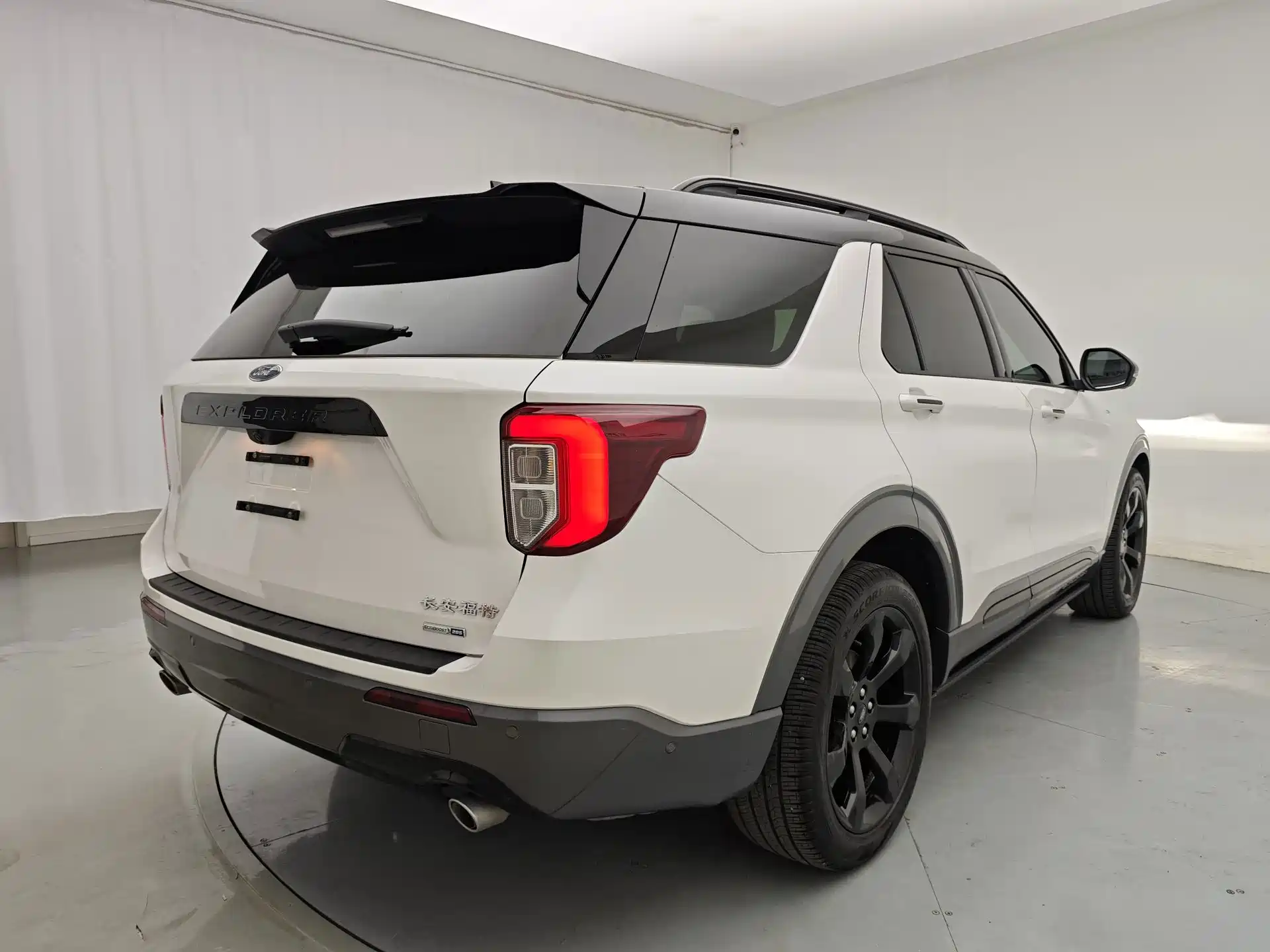 Фото 13 - Ford Explorer