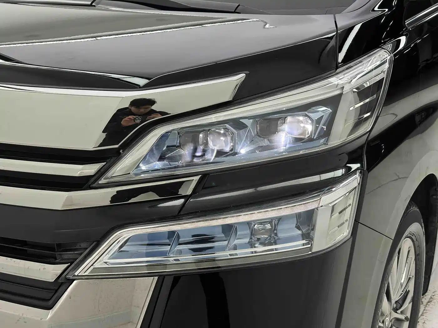 Toyota Alphard 2019 Hybrid 2.5L Premium Edition фото 25