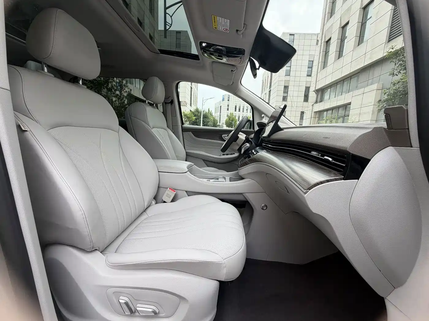 Roewe iMAX8 EV 2025 2026 1.5T DMH High-End Edition