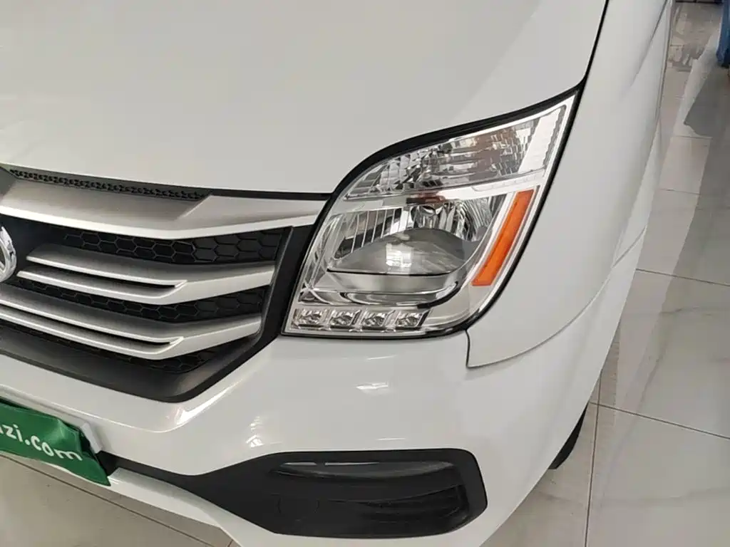SAIC Maxus Xintu V80 2025 2025 Value Edition Aoyun 2.0T Manual Short Wheelbase Medium Roof 127Ps 5/6-seater