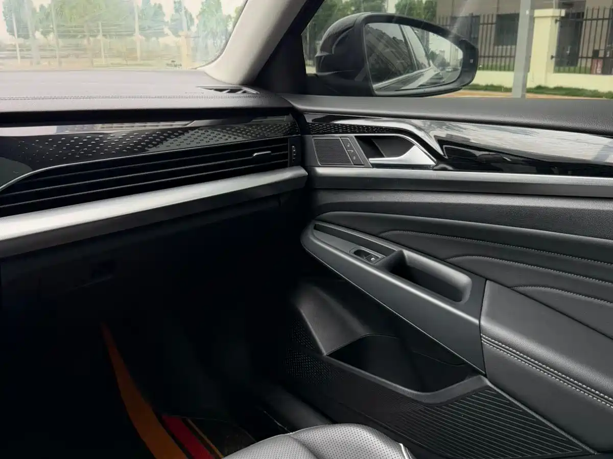 Volkswagen Passat 2024 380TSI Starlight Luxury Edition фото 17