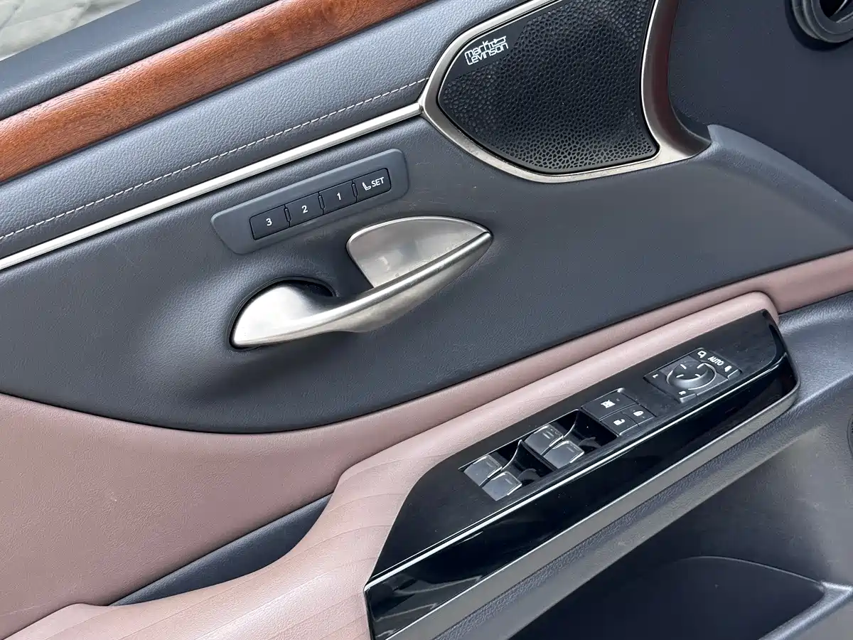 Фото 12 - Lexus ES