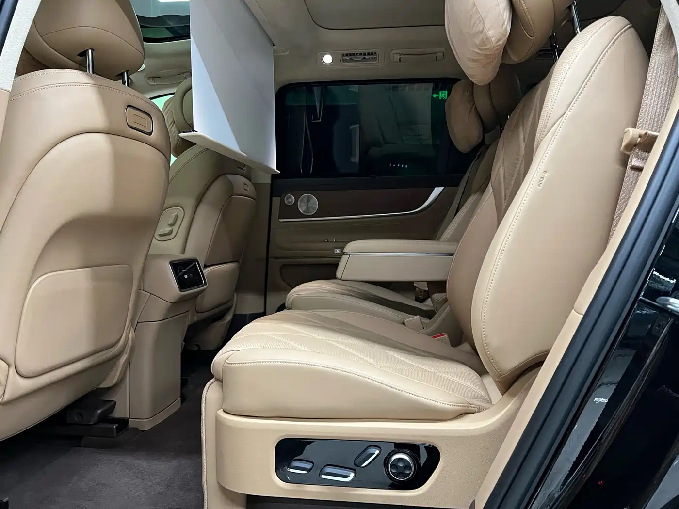 AITO Wenjie AITO M9 2025 Extended Range Ultra 52kWh 6-Seater фото 9
