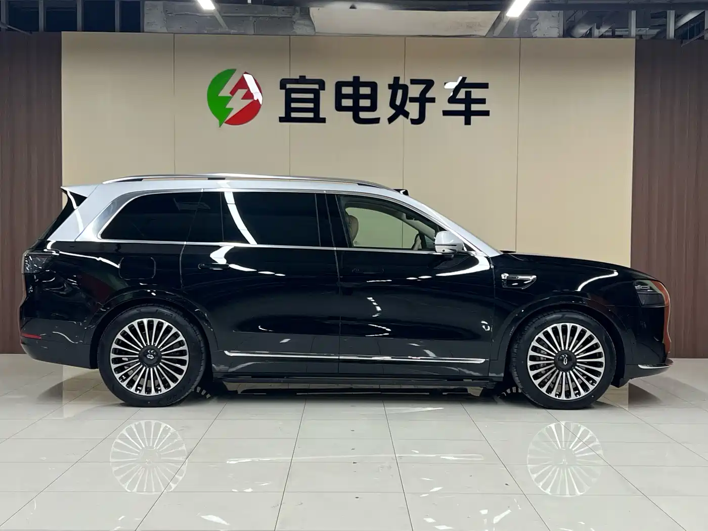 AITO Wenjie AITO M9 2025 Extended Range Ultra 52kWh 6-Seater фото 4