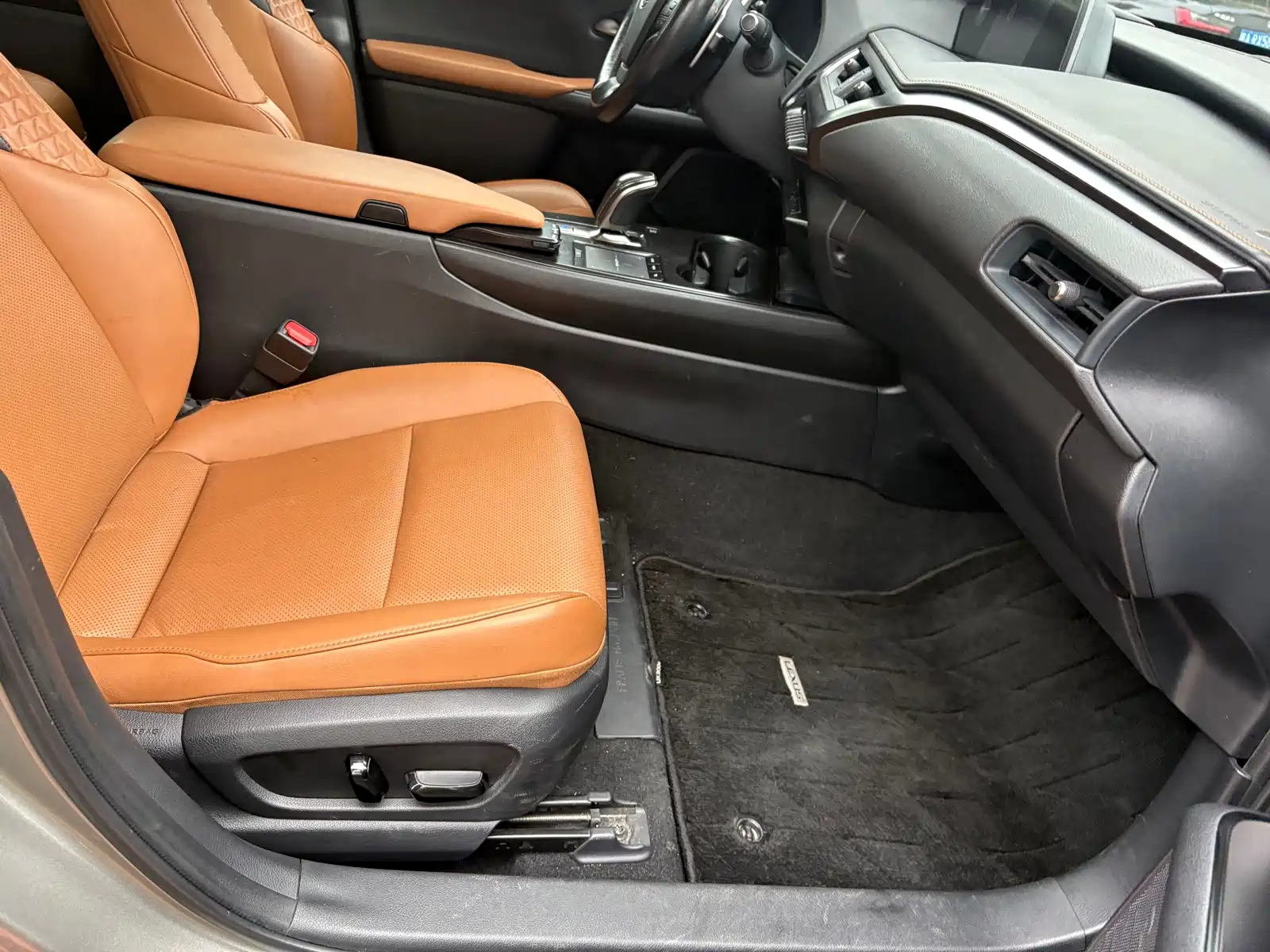 صورة 10 - Lexus UX Electric