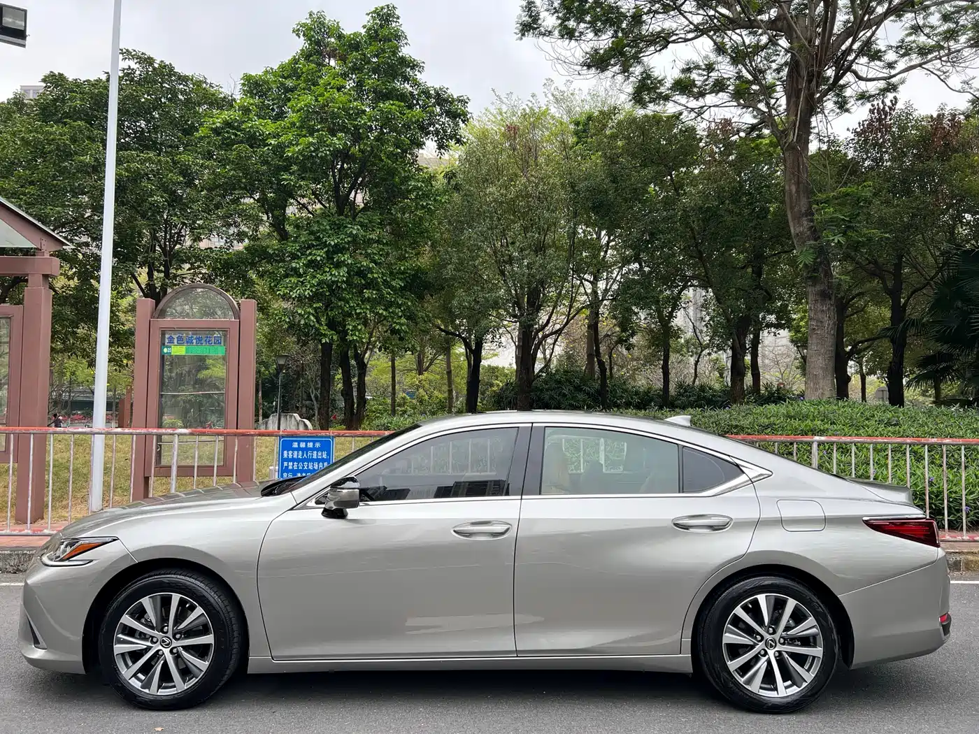 Lexus ES 2020 200 Luxury фото 2