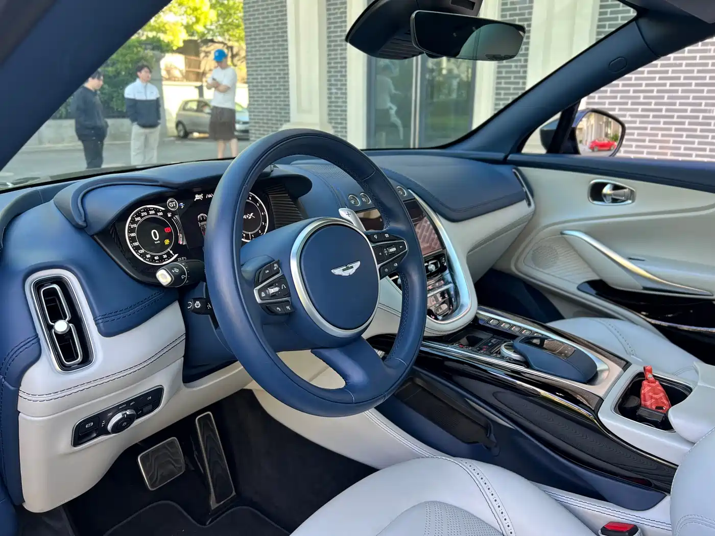 Aston Martin DBX 2024 2023 4.0T V8