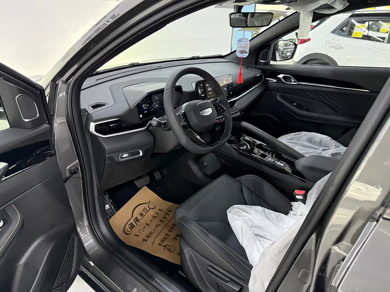 Фото 4 - Geely Coolray