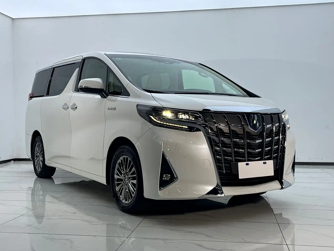 Toyota Alphard 2019 Hybrid 2.5L Luxury фото 4