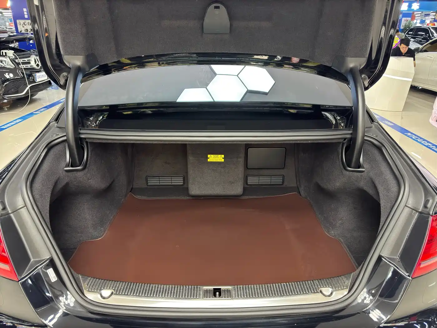 Audi A8 2013 A8L 6.3 FSI W12 quattro Exclusive фото 15