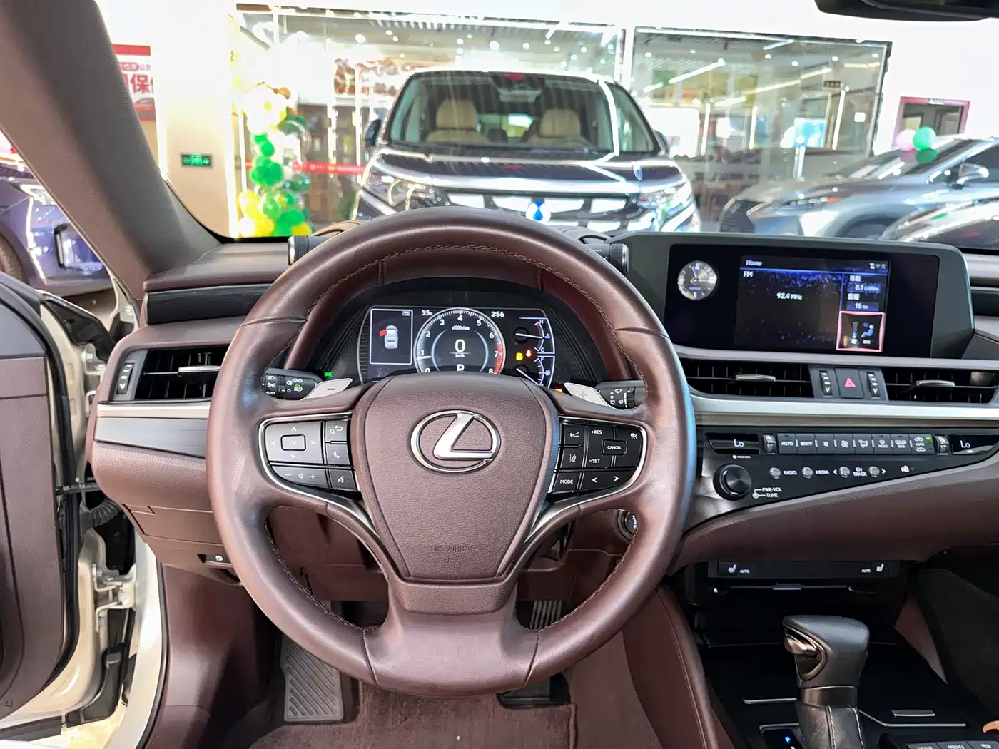 Фото 8 - Lexus ES