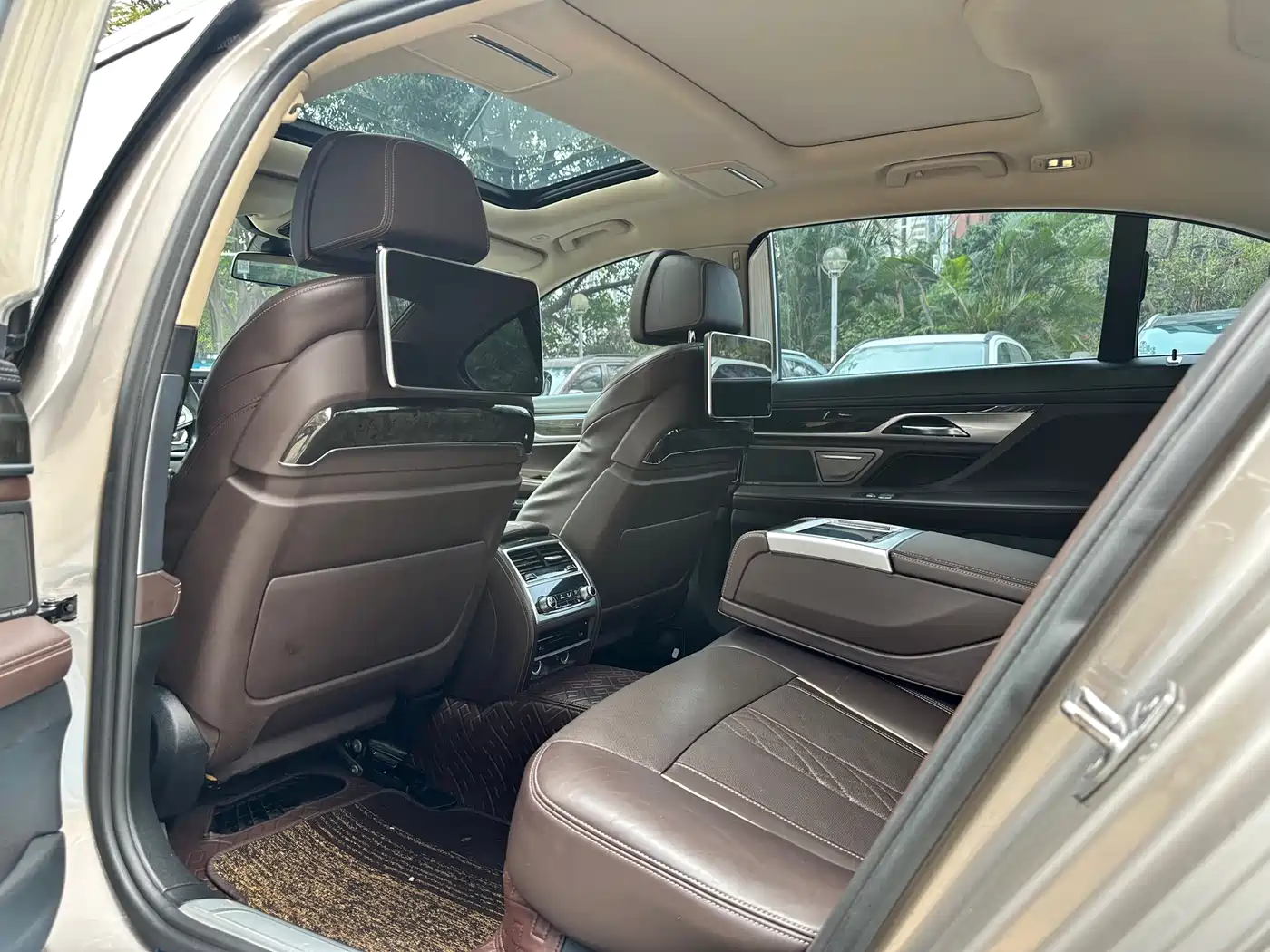 BMW 7 Series 2017 740Li Leading Edition фото 7