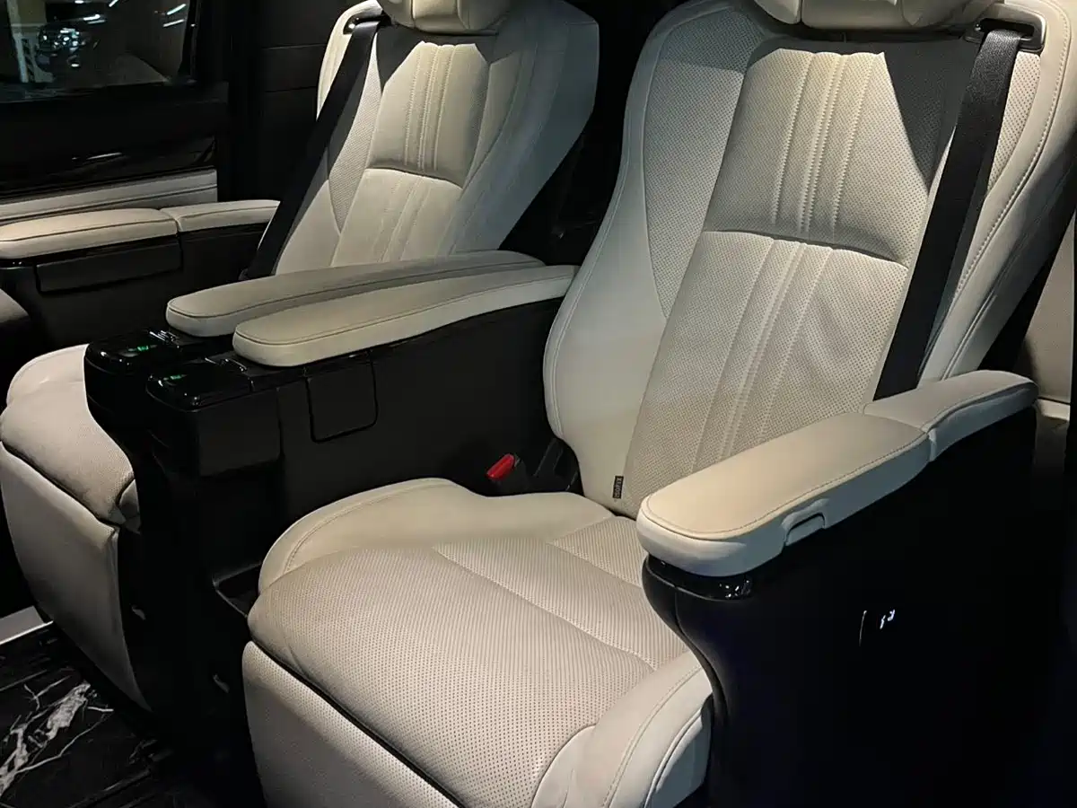 Lexus LM 2020 300h Seven-Seater Elegance Edition фото 11