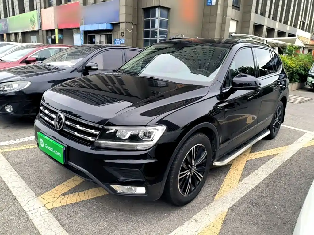 Photo 2 - Volkswagen Tiguan L