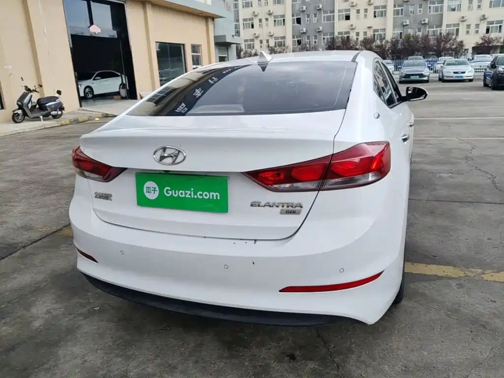 Фото 6 - Hyundai Elantra