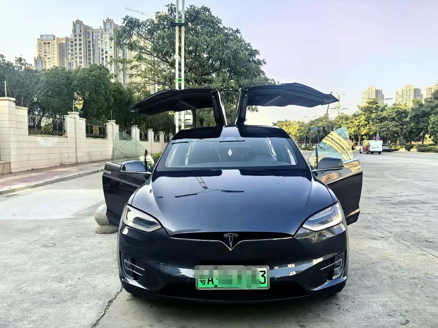 TESLA MODEL X