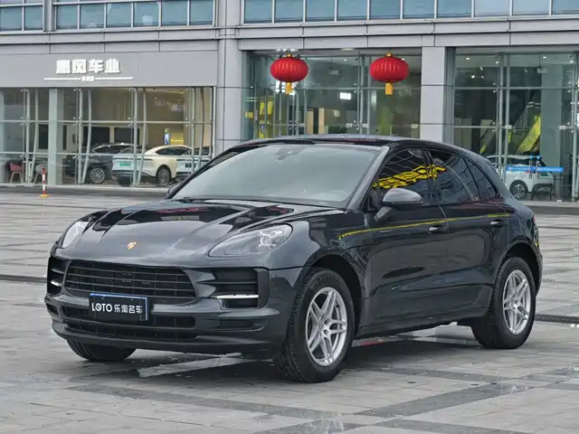 PORSCHE MACAN