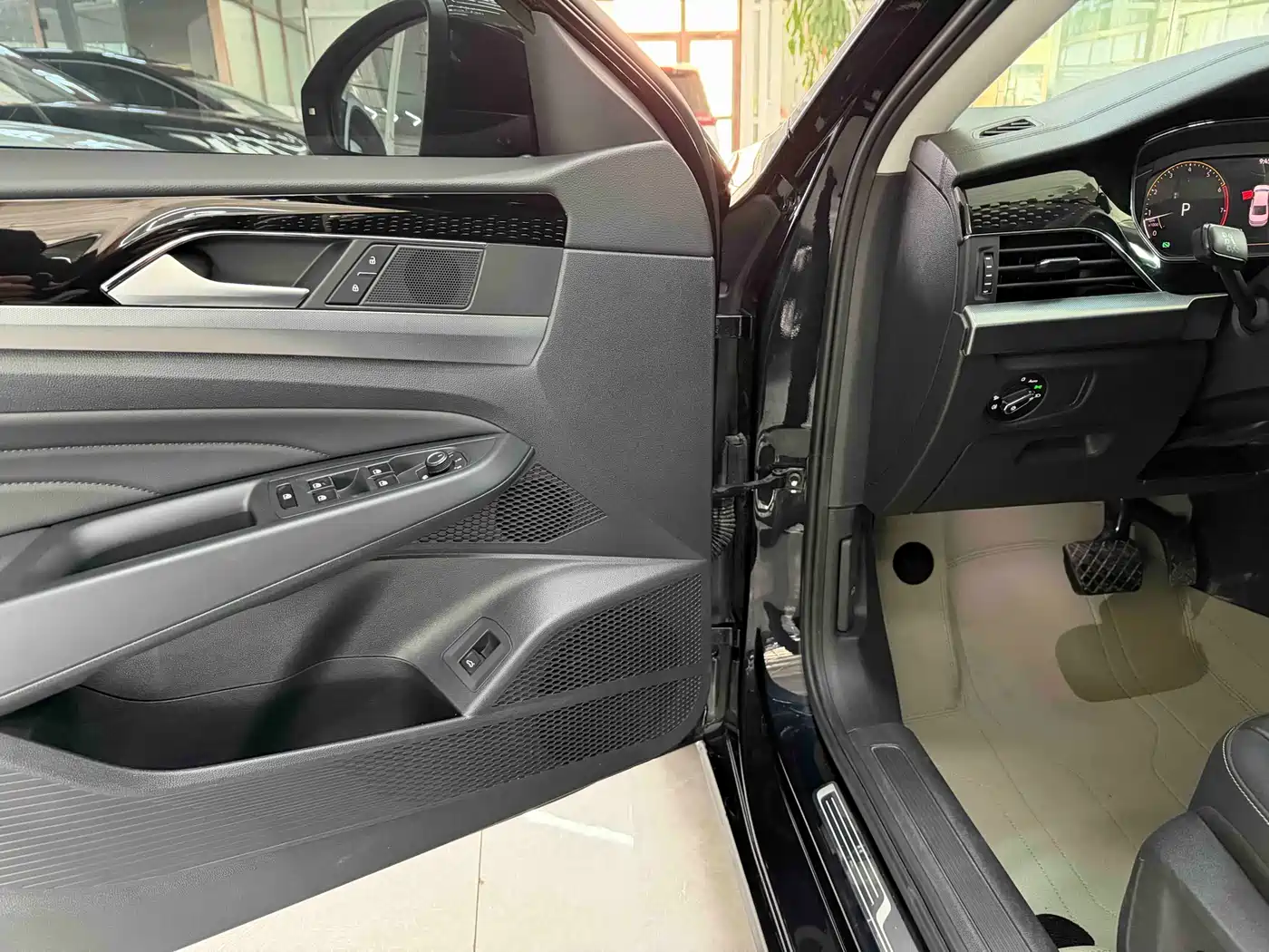 Volkswagen Passat 2022 280TSI Elite Edition фото 9