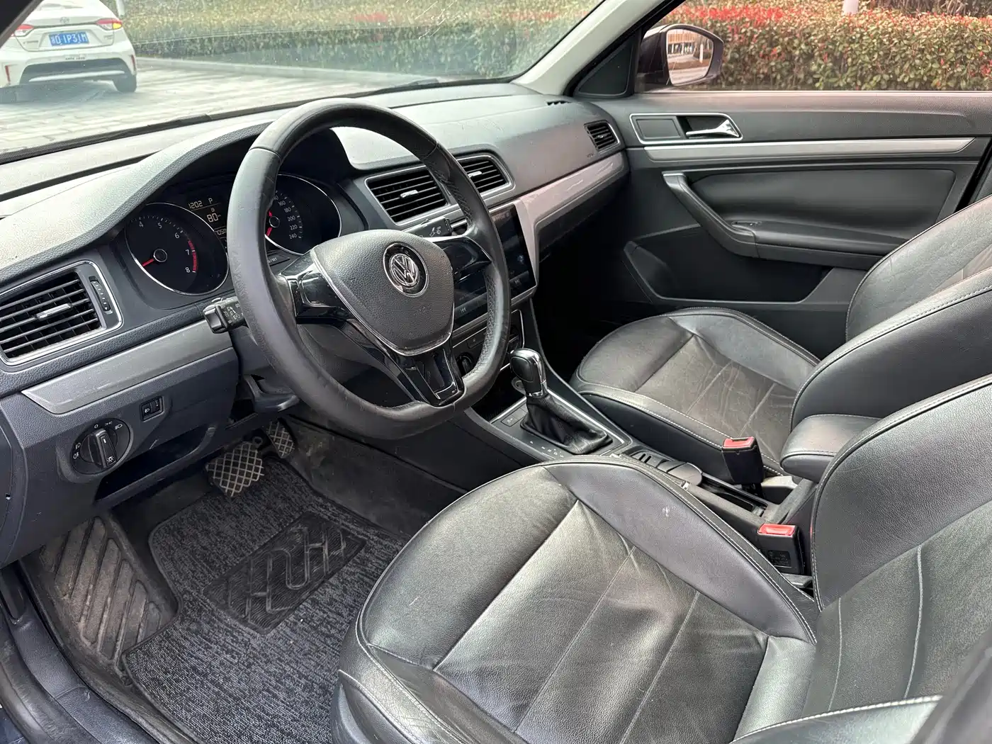 Volkswagen Lavida 2015 1.6L Automatic Comfort Edition фото 9