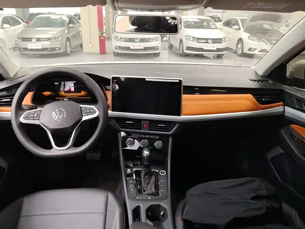 VOLKSWAGEN BORA