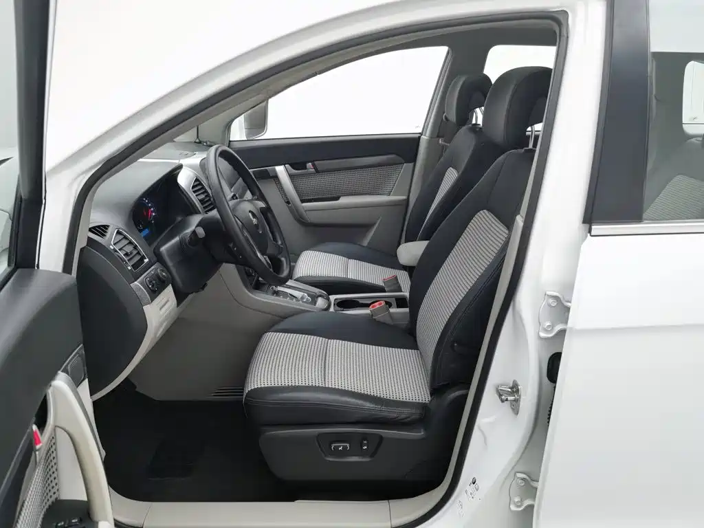Chevrolet Captiva 2012 2012 Model 2.4L 2WD Urban Edition 5-Seater