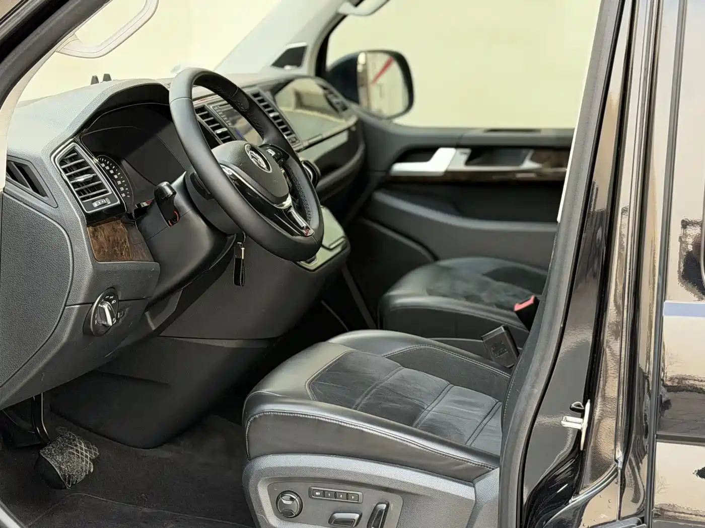 Volkswagen Multivan 2018 2.0TSI 4WD Premium Edition 7-Seater фото 4
