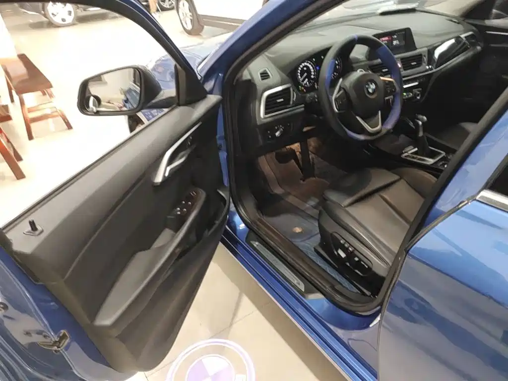 BMW 1 Series 2018 118i Sport Edition фото 16