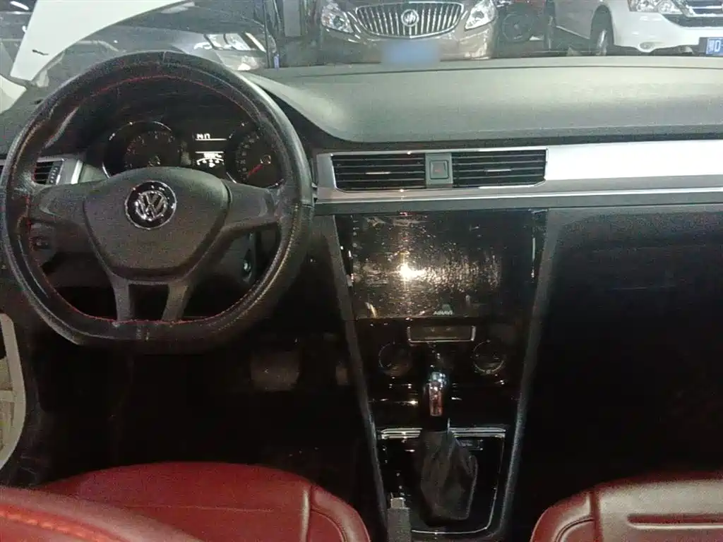 VOLKSWAGEN BORA