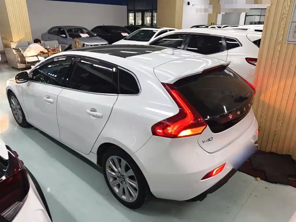 Фото 5 - Volvo V40
