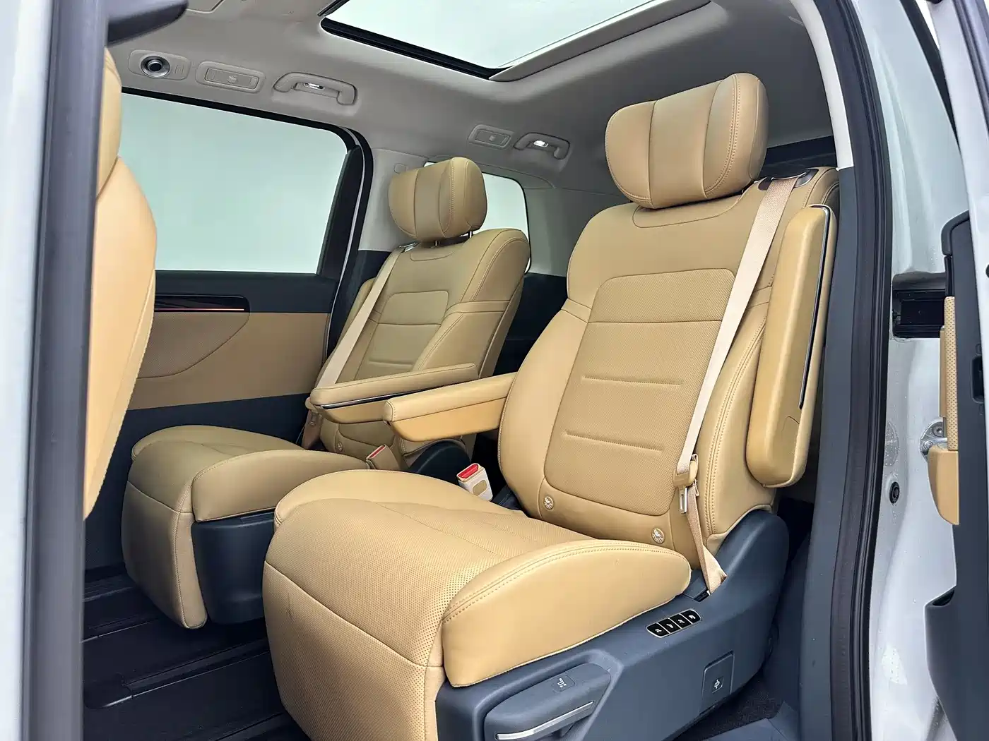 GAC Trumpchi Trumpchi E8 NEV 2024 150km Soaring Dragon Glory Edition фото 8