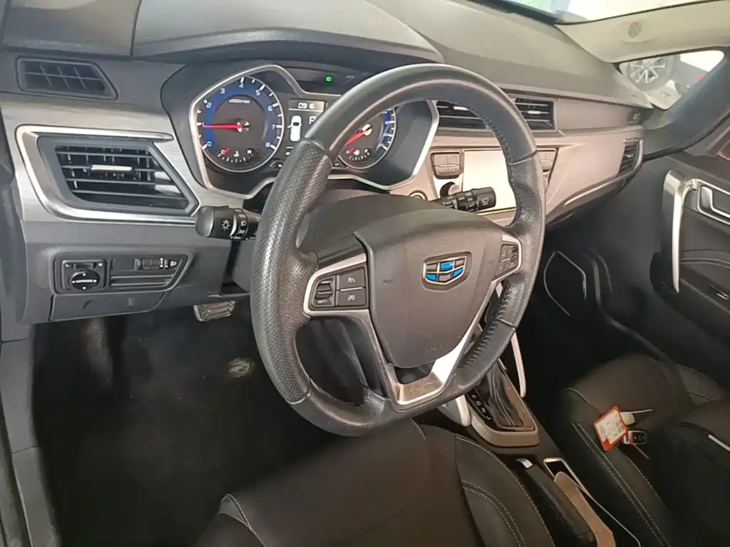 Фото 11 - Geely Vision X3