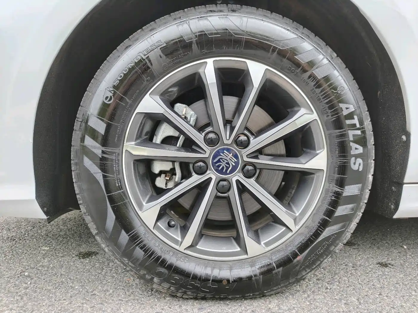 BYD Qin PLUS 2024 Glory Edition DM-i 55KM Leading фото 12