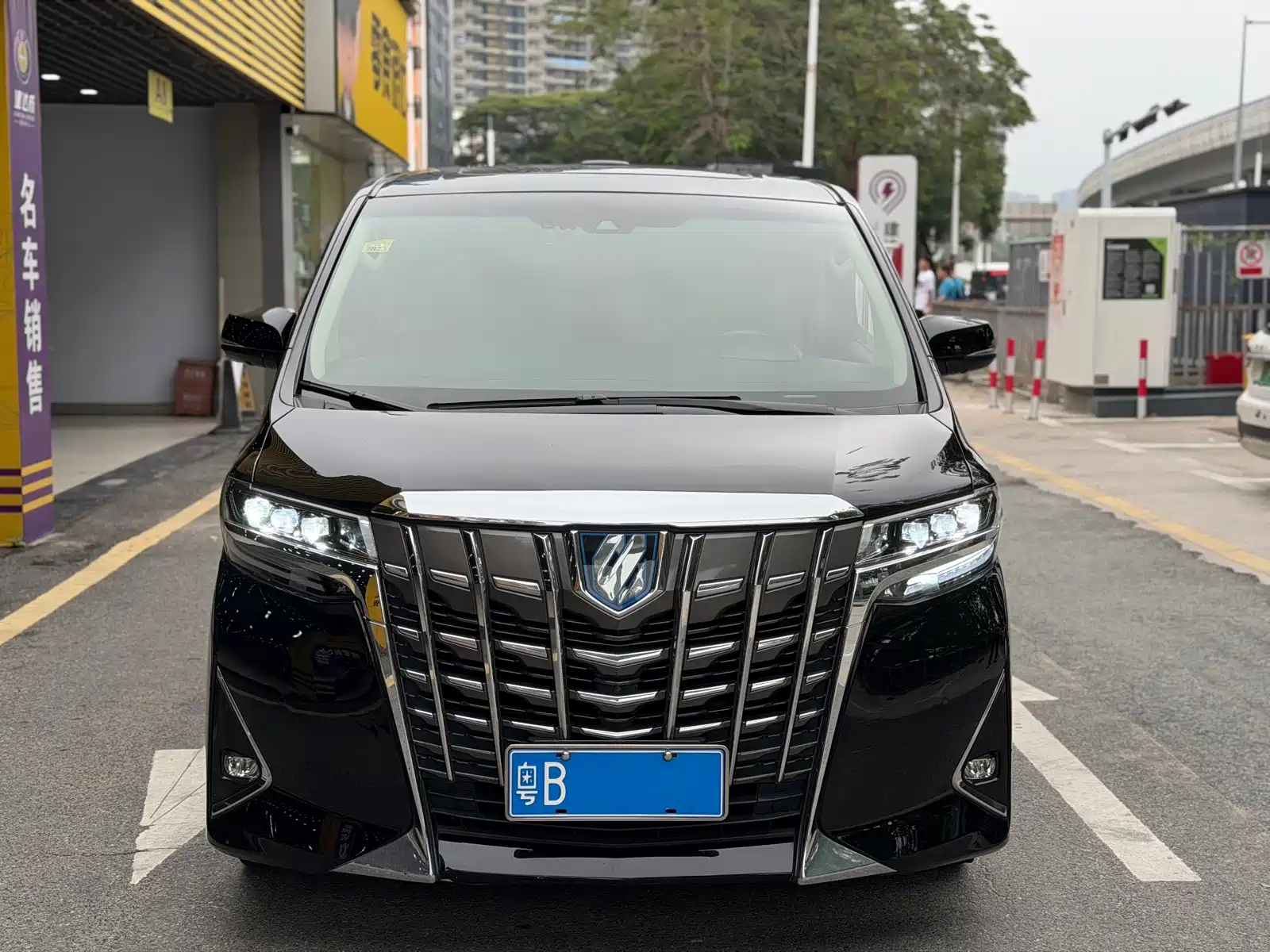 Фото 2 - Toyota Vellfire