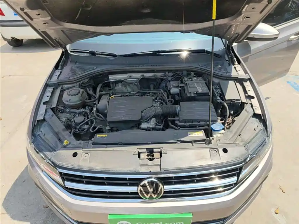 VOLKSWAGEN BORA