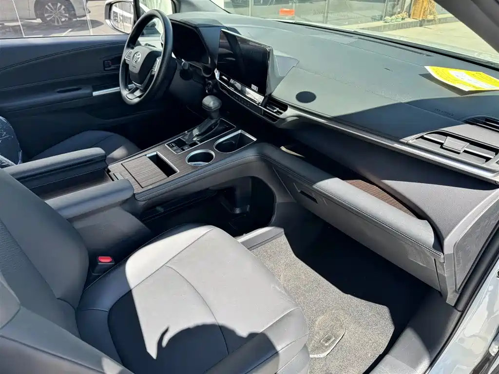 Toyota Granvia 2026 Model 2.5L Hybrid Luxury Edition фото 8